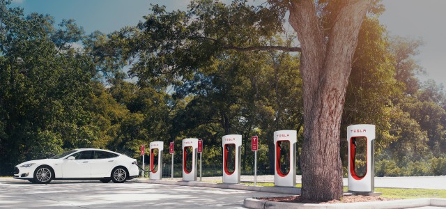 Tanken 2.0: In 20 Minuten laden die Supercharger die Batterien wieder auf (Bild: Tesla Motors)