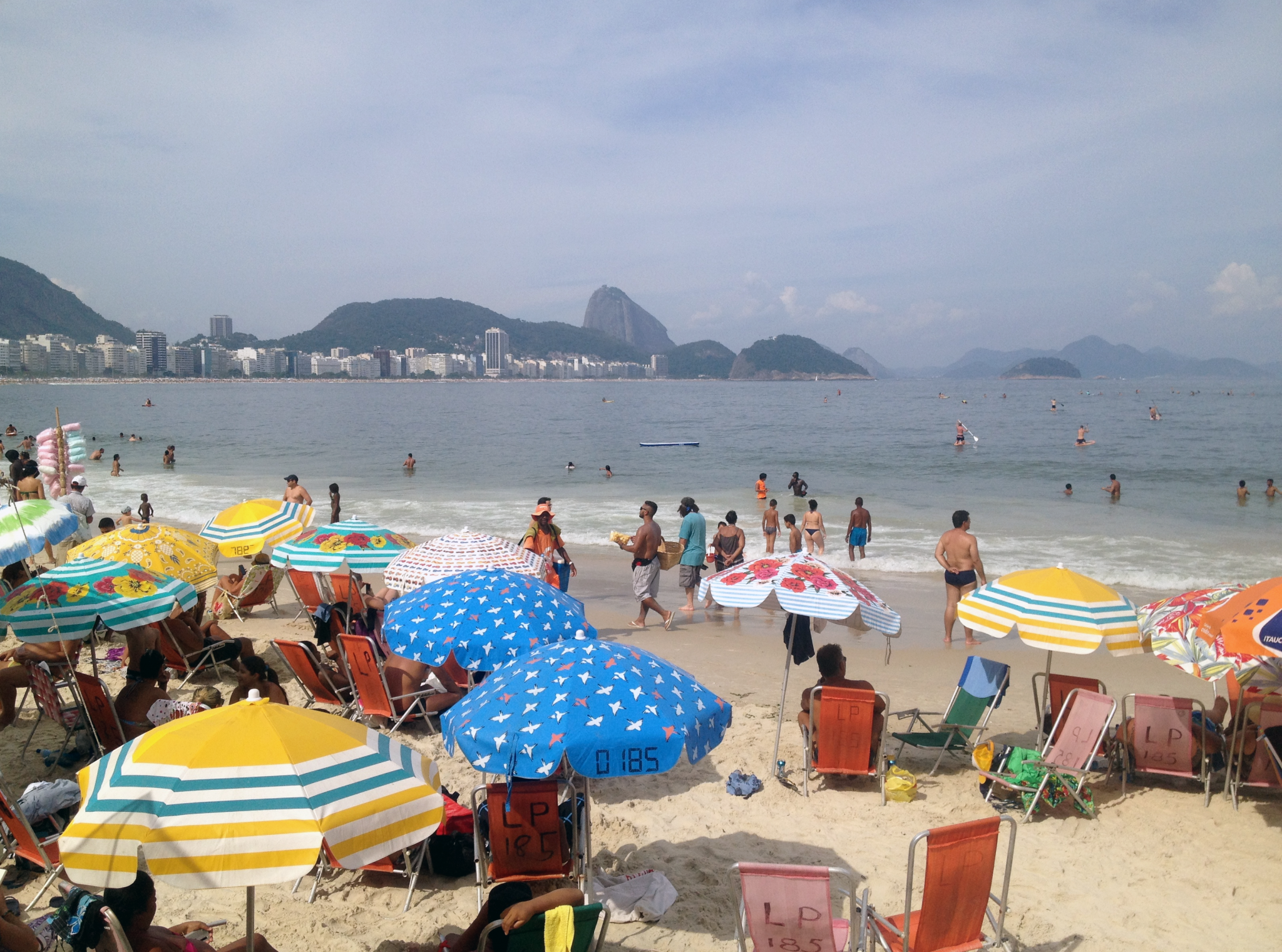 Badende Menschen an der Copacabana