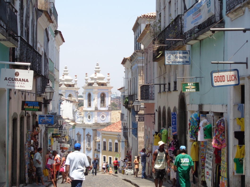 Eine Gasse in der brasilianischen Stadt Salvador