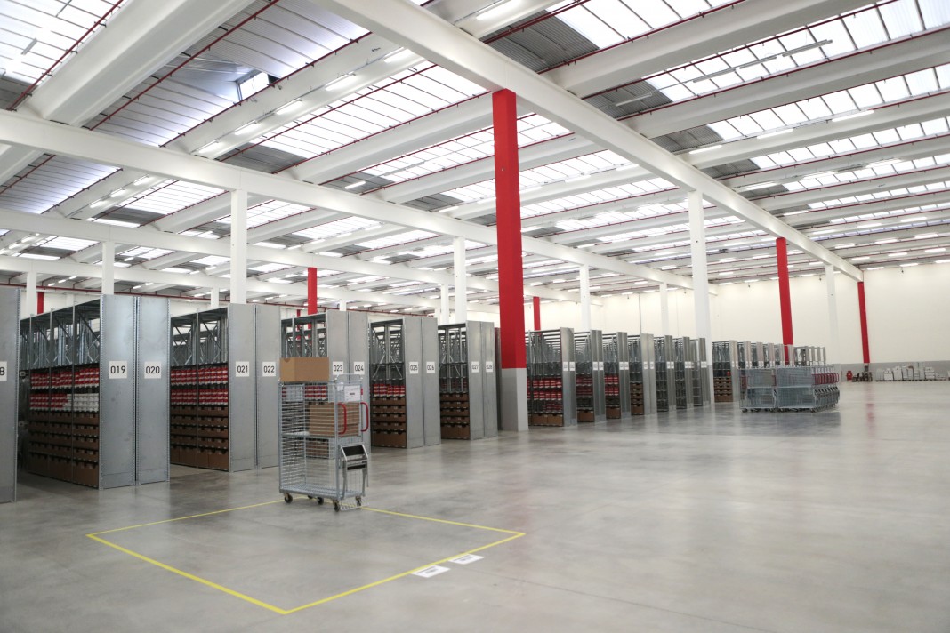 Blick in das im Dezember 2015 fertiggestellte Logistikzentrum in Italien Stradella (Bild: Zalando)