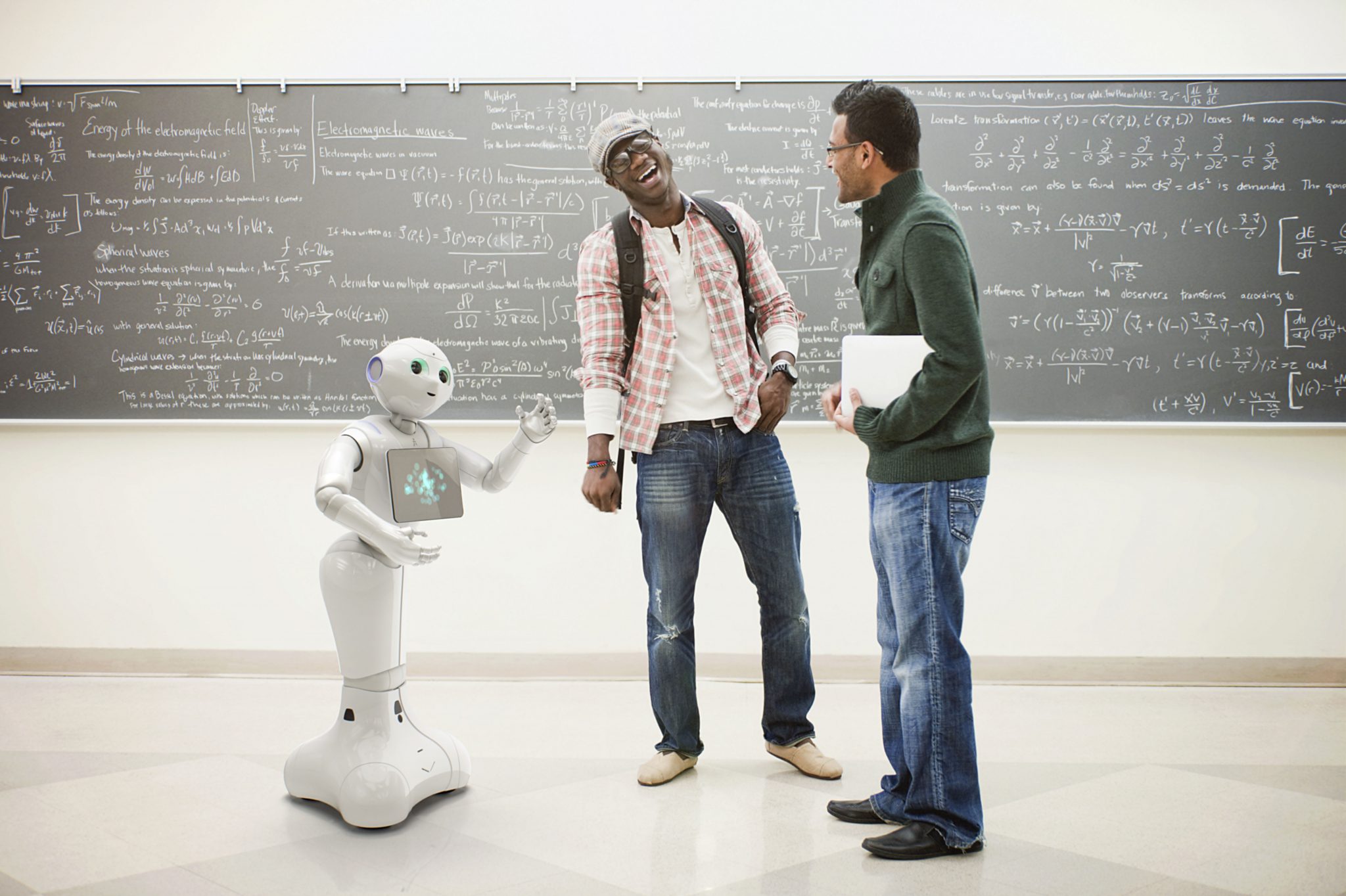 Der Roboter Pepper spricht mit zwei Männern.