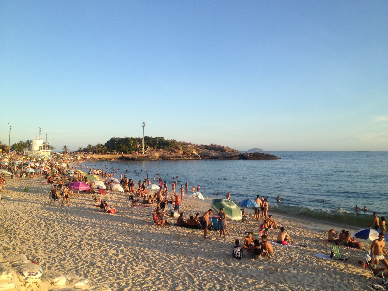 Menschen an einem Strand in Brasilien