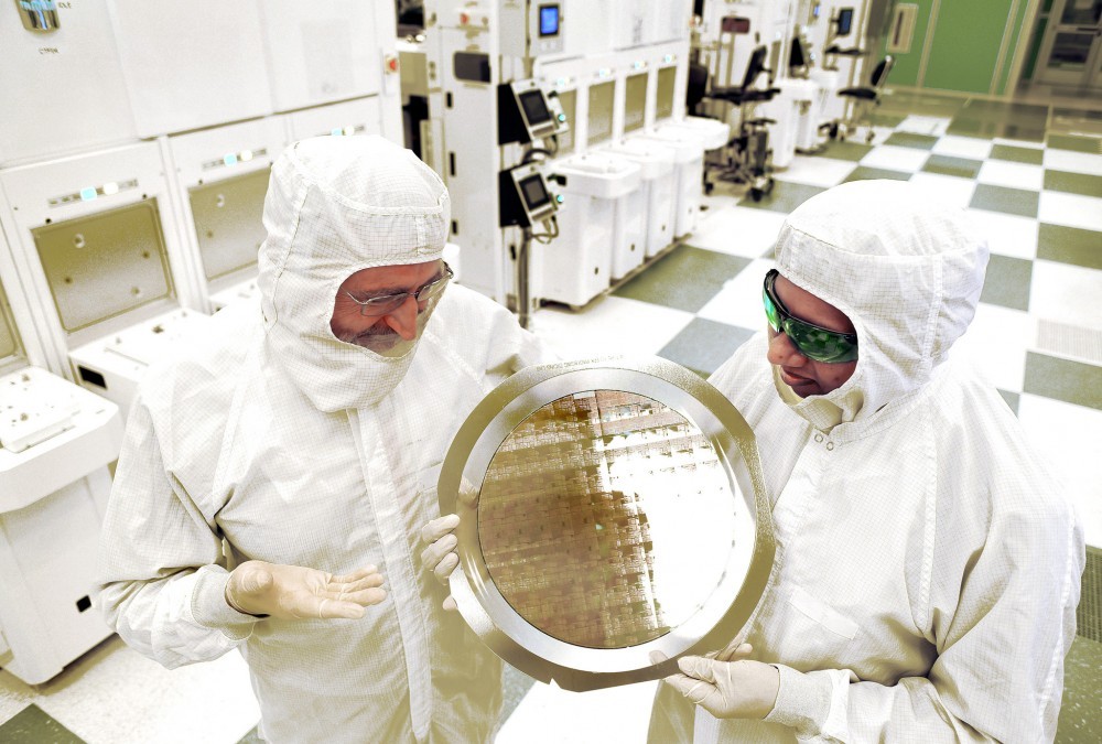 Durchbruch: 2015 präsentiert IBM den ersten 7-Nanometer-Chip der Halbleiterindustrie mit funktionierenden Transistoren (Bild: IBM Research)