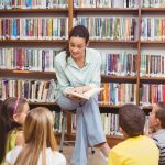 Lehrerin liest vor