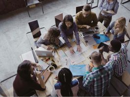 Holokratie wird zunehmend als Feldversuch in Unternehmen implementiert. Aber was steckt eigentlich hinter der Demokratie innerhalb des Unternehmens?