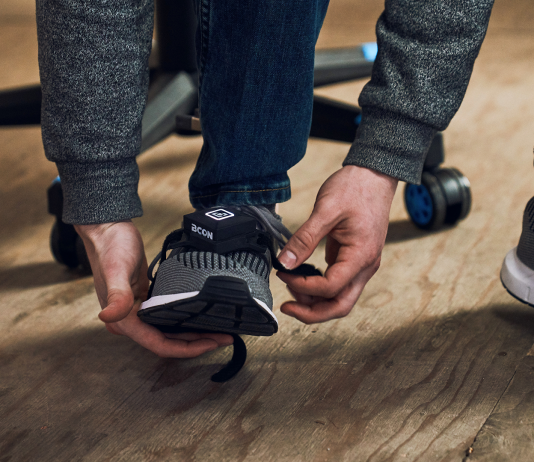 Bcon: Mit dem Fuß durch die Decke bcon