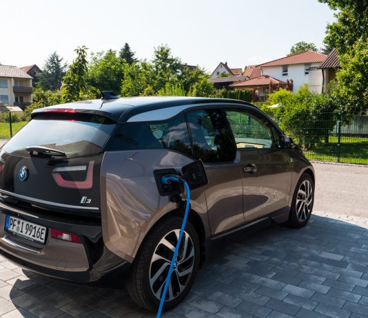 Elektromobilität: Wenn die Photovoltaikanlage das Elektroauto lädt BMW i3