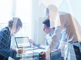 Drei Menschen vor einem kleinen PC Monitor vor Fenster mit Jalousien, transparentes Overlay von Hochhausfronten