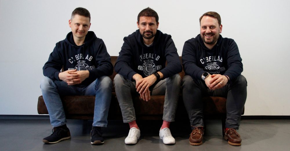 Drei Männer sitzend auf der Couch