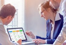 Erfolgsfaktor Eignungsdiagnostik: Gewinnbringende Einsatzmöglichkeiten für Unternehmen Frau erklärt Männern etwas an ihrem Laptop