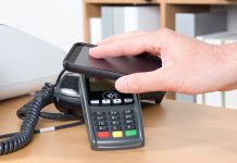 Handy wird auf Eingabegerät gelegt.