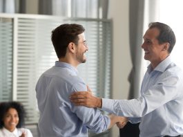 zwei Männer geben sich die Hand