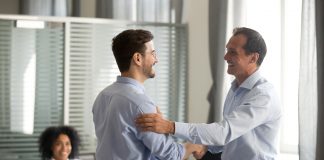 zwei Männer geben sich die Hand
