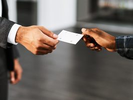 Visitenkarte wird überreicht