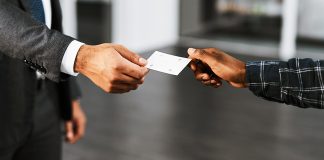Visitenkarte wird überreicht