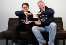 Gründer sitzen auf der Couch