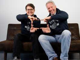 Gründer sitzen auf der Couch