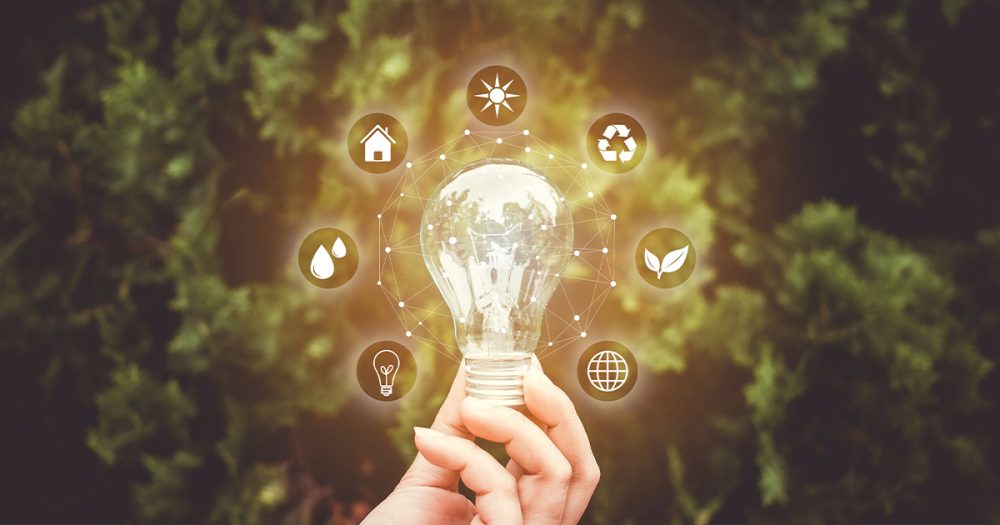 Hand hält leuchtenden Glühlampe
