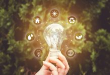 Hand hält leuchtenden Glühlampe
