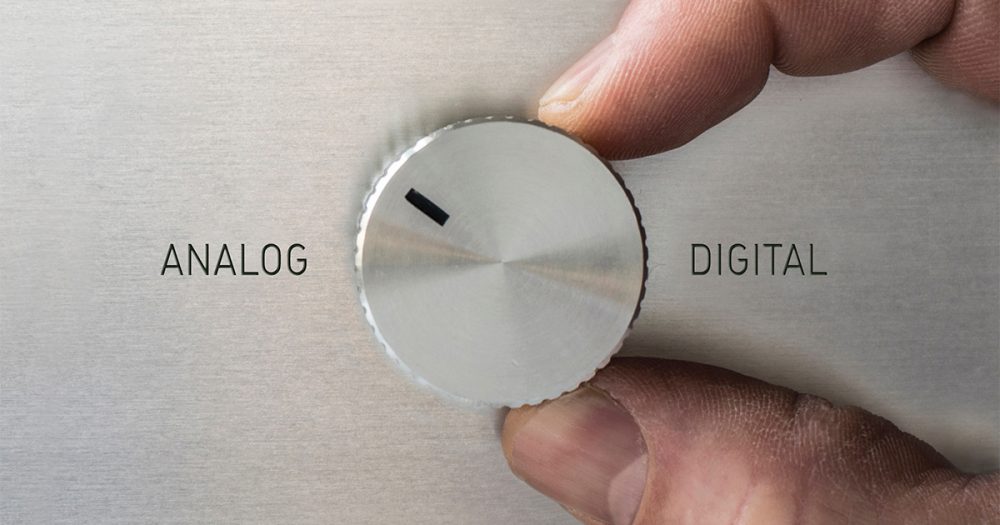 Finger dreht an Scheibe Analog zu Digital