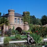 TORBOGENGEBÄUDE IM BOTANISCHEN GARTEN