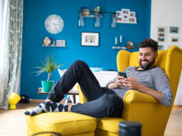 Startup apartmen hilft Männern bei der Einrichtung der eigenen Wohnung