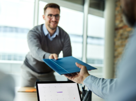 Wir verraten in unserem kleinen 1x1 für eine erfolgreiche Bewerbung, worauf es bei der Bewerbung wirklich ankommt!