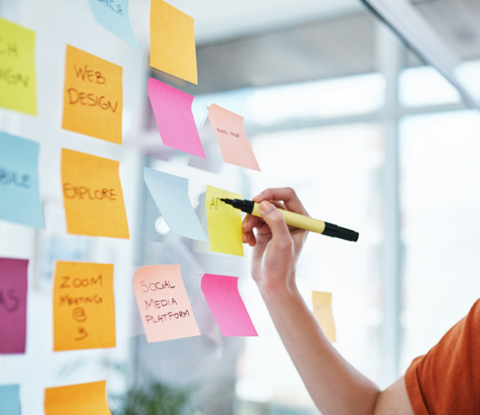 Im Content Marketing sollen viele Plattformen bespielt werden. Hier erfährst Du, wie KI die Content Erstellung optimiert.