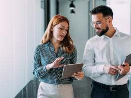 8 Arten der Startup-Finanzierung Eine Frau und ein Mann besprechen Arten der Startup-Finanzierung.