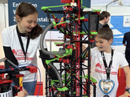Zwei Mädchen mit ihrem Bauwerk auf der LEARNTEC Messe