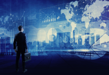 stehender Geschäftsmann, der verschiedene Grafiken des Unternehmens sieht. Internet der Dinge. Informations-und Kommunikationstechnologie. Digitale Transformation in der Finanzbranche