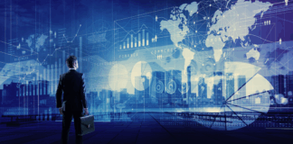 stehender Geschäftsmann, der verschiedene Grafiken des Unternehmens sieht. Internet der Dinge. Informations-und Kommunikationstechnologie. Digitale Transformation in der Finanzbranche