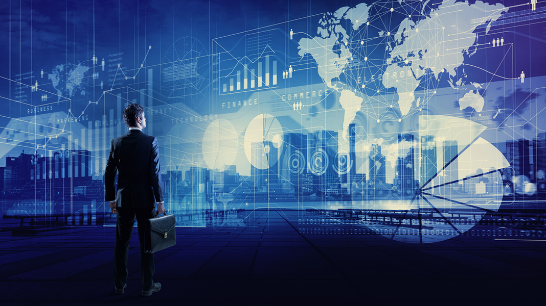 stehender Geschäftsmann, der verschiedene Grafiken des Unternehmens sieht. Internet der Dinge. Informations-und Kommunikationstechnologie. Digitale Transformation in der Finanzbranche