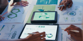 Nahaufnahme einer Gruppe von Geschäftsleuten, die in einem Workshop im Konferenzraum über ESG-Tech sprechen.