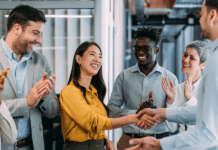 Sechs glückliche Personen aus dem HR Team.