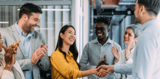 Sechs glückliche Personen aus dem HR Team.