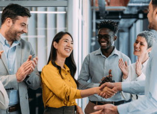 Sechs glückliche Personen aus dem HR Team.