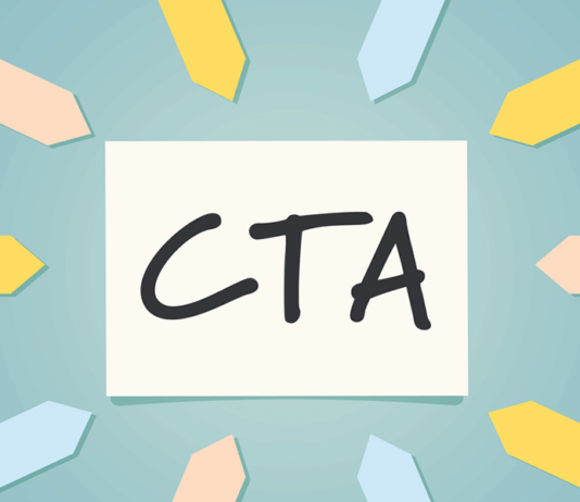 Papierpfeile, die auf die Notizkarte mit dem Akronym CTA (Call to Action) zeigen