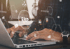 Geschäftsmann, der einen Computer verwendet, um Enterprise Resource Management ERP-Softwaresystem für Geschäftsressourcenplan präsentiert