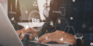 Geschäftsmann, der einen Computer verwendet, um Enterprise Resource Management ERP-Softwaresystem für Geschäftsressourcenplan präsentiert