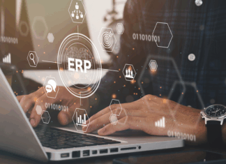 Geschäftsmann, der einen Computer verwendet, um Enterprise Resource Management ERP-Softwaresystem für Geschäftsressourcenplan präsentiert