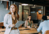 Business Frau, die Modern Leadership praktiziert und ihr Team