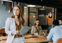 Business Frau, die Modern Leadership praktiziert und ihr Team