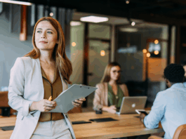 Business Frau, die Modern Leadership praktiziert und ihr Team