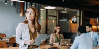 Business Frau, die Modern Leadership praktiziert und ihr Team