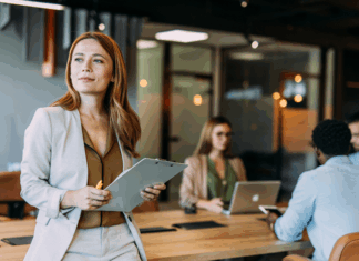 Business Frau, die Modern Leadership praktiziert und ihr Team