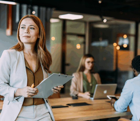 Business Frau, die Modern Leadership praktiziert und ihr Team