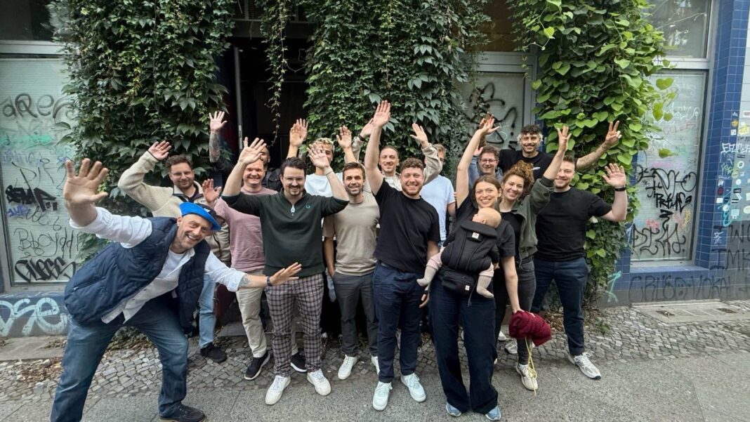 Personen auf Bild bei Webflow-Konferenz (Copyright Veranstalter Christian Schmitt) Hinten links nach rechts * Hüseynagha Oji - Motion Design, Web Design * Andrej Belcikov - Web Designer und Developer * Tim-Alexander Schulz - Web Designer * Matthias Cordes - Web Designer * Eduard Bodak - Web Designer * Thomas Etscheidt - Webdesigner und Developer Mitte links nach rechts * Marvin Blach - Agentur Halbstark GmbH * Dennis Karg - Webflow Partner * Jonas Arleth - Web Designer * Nancy Drupka - Web Designer und Developer * Martin Georg - Web Developer Vorne links nach rechts * Tobias Gill - Flowabo Founder * Christian Schmitt - Webflow Global Leader und Certified Partner * Jan Niklas Hauck - Web Developer * Rebekka Liedtke - [Refokus] Lead Designerin