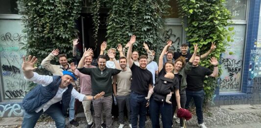 Personen auf Bild bei Webflow-Konferenz (Copyright Veranstalter Christian Schmitt) Hinten links nach rechts * Hüseynagha Oji - Motion Design, Web Design * Andrej Belcikov - Web Designer und Developer * Tim-Alexander Schulz - Web Designer * Matthias Cordes - Web Designer * Eduard Bodak - Web Designer * Thomas Etscheidt - Webdesigner und Developer Mitte links nach rechts * Marvin Blach - Agentur Halbstark GmbH * Dennis Karg - Webflow Partner * Jonas Arleth - Web Designer * Nancy Drupka - Web Designer und Developer * Martin Georg - Web Developer Vorne links nach rechts * Tobias Gill - Flowabo Founder * Christian Schmitt - Webflow Global Leader und Certified Partner * Jan Niklas Hauck - Web Developer * Rebekka Liedtke - [Refokus] Lead Designerin