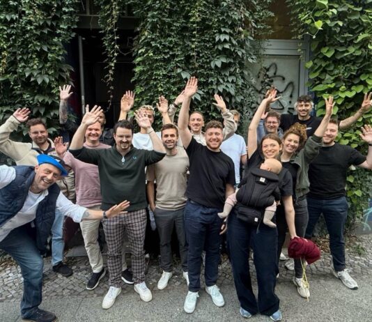 Personen auf Bild bei Webflow-Konferenz (Copyright Veranstalter Christian Schmitt) Hinten links nach rechts * Hüseynagha Oji - Motion Design, Web Design * Andrej Belcikov - Web Designer und Developer * Tim-Alexander Schulz - Web Designer * Matthias Cordes - Web Designer * Eduard Bodak - Web Designer * Thomas Etscheidt - Webdesigner und Developer Mitte links nach rechts * Marvin Blach - Agentur Halbstark GmbH * Dennis Karg - Webflow Partner * Jonas Arleth - Web Designer * Nancy Drupka - Web Designer und Developer * Martin Georg - Web Developer Vorne links nach rechts * Tobias Gill - Flowabo Founder * Christian Schmitt - Webflow Global Leader und Certified Partner * Jan Niklas Hauck - Web Developer * Rebekka Liedtke - [Refokus] Lead Designerin